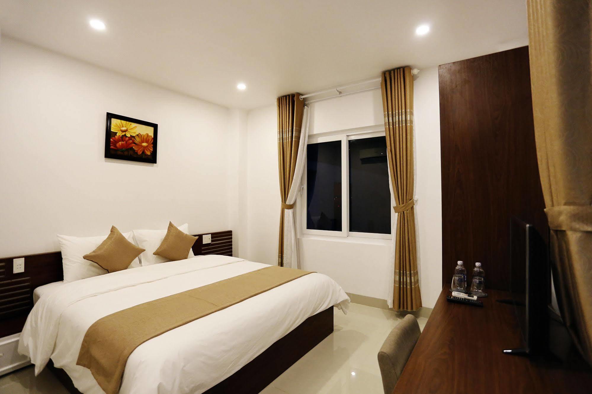 Moon & Sun Hotel Hue Exterior foto